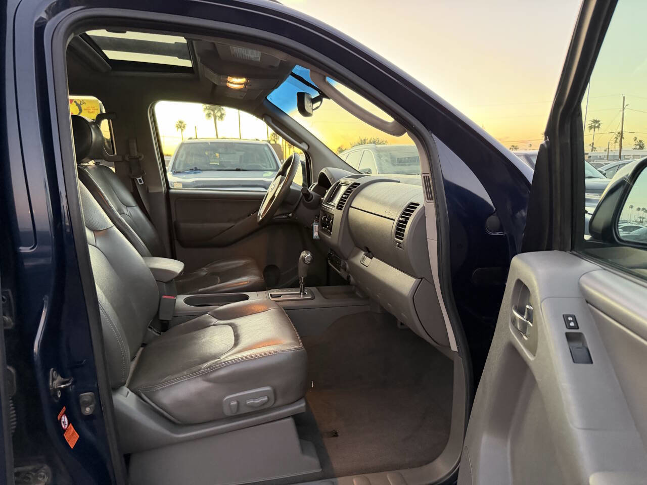 Used 2008 Nissan Frontier LE w/ Leather Pkg image 28