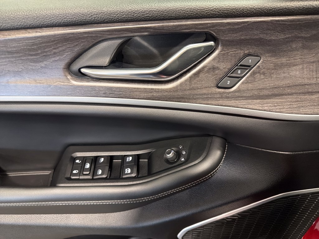 Used 2024 Jeep Grand Cherokee L Limited AWD/4WD image 16