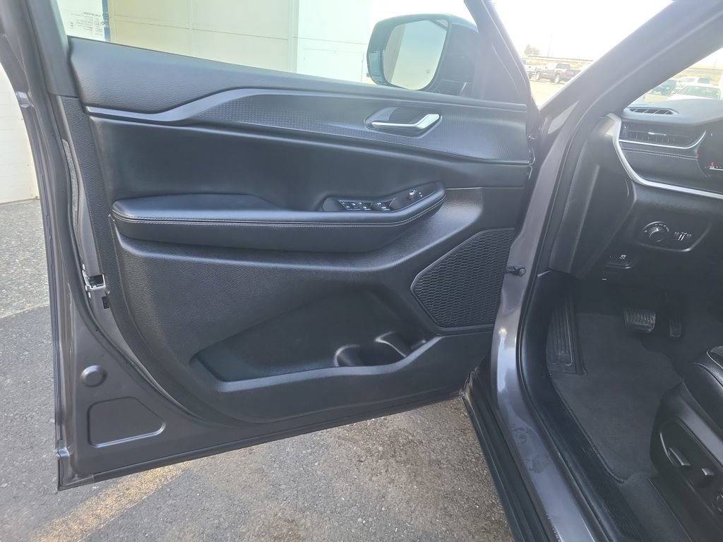 Used 2024 Jeep Grand Cherokee Altitude image 11