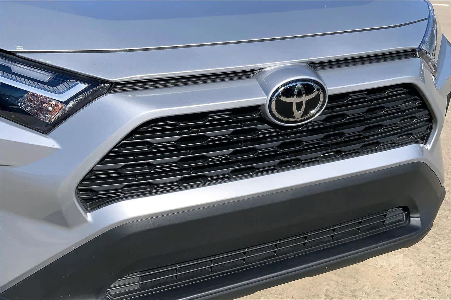 Used 2025 Toyota RAV4 XLE w/ Convenience Package FWD image 32
