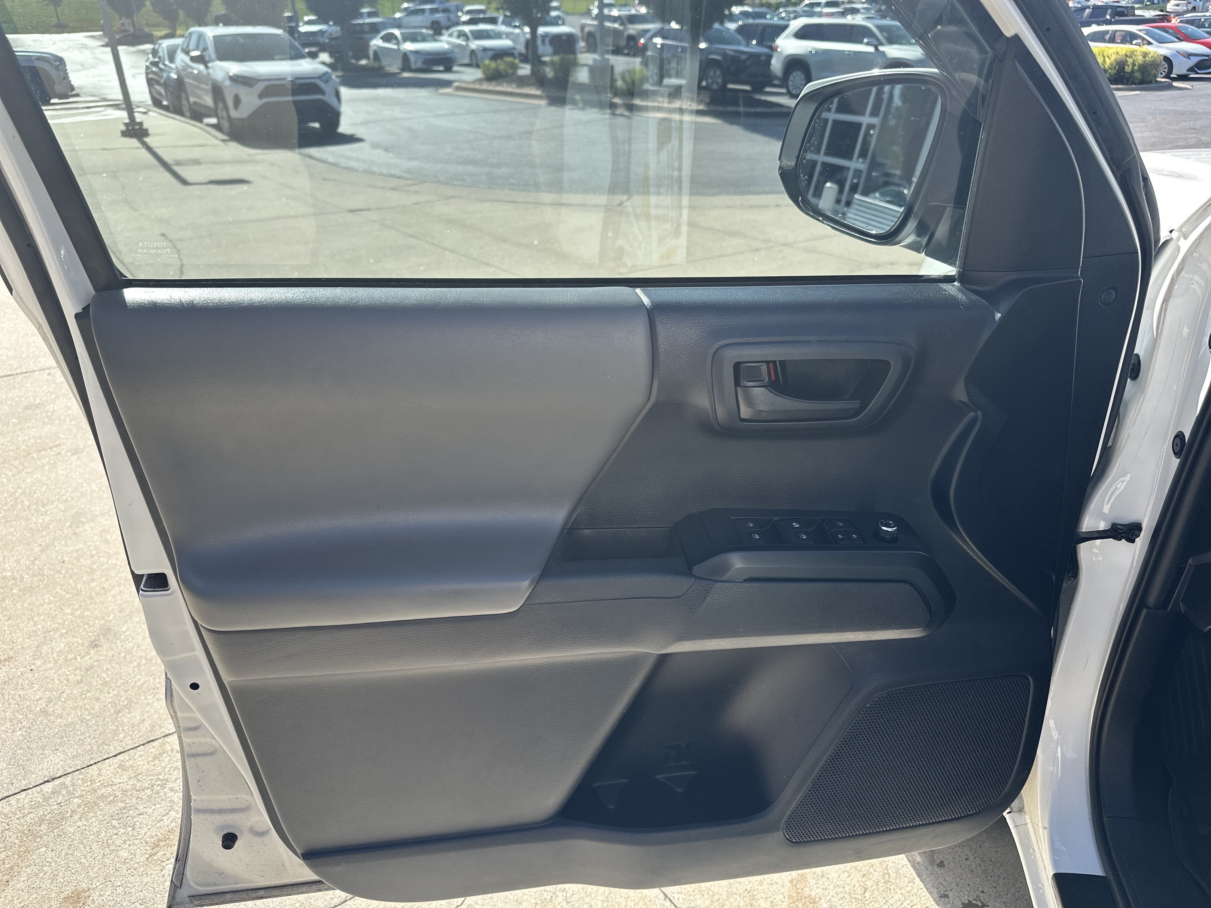 Used 2018 Toyota Tacoma SR w/ SR Convenience Package AWD/4WD image 13