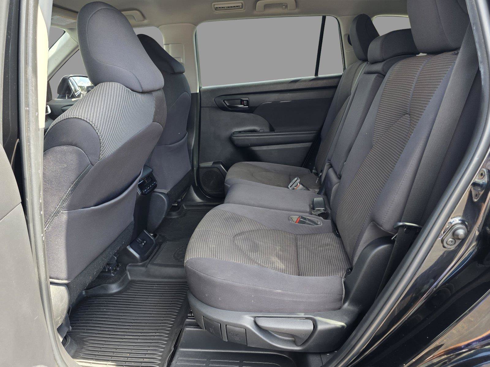 Used 2023 Toyota Highlander LE FWD image 26
