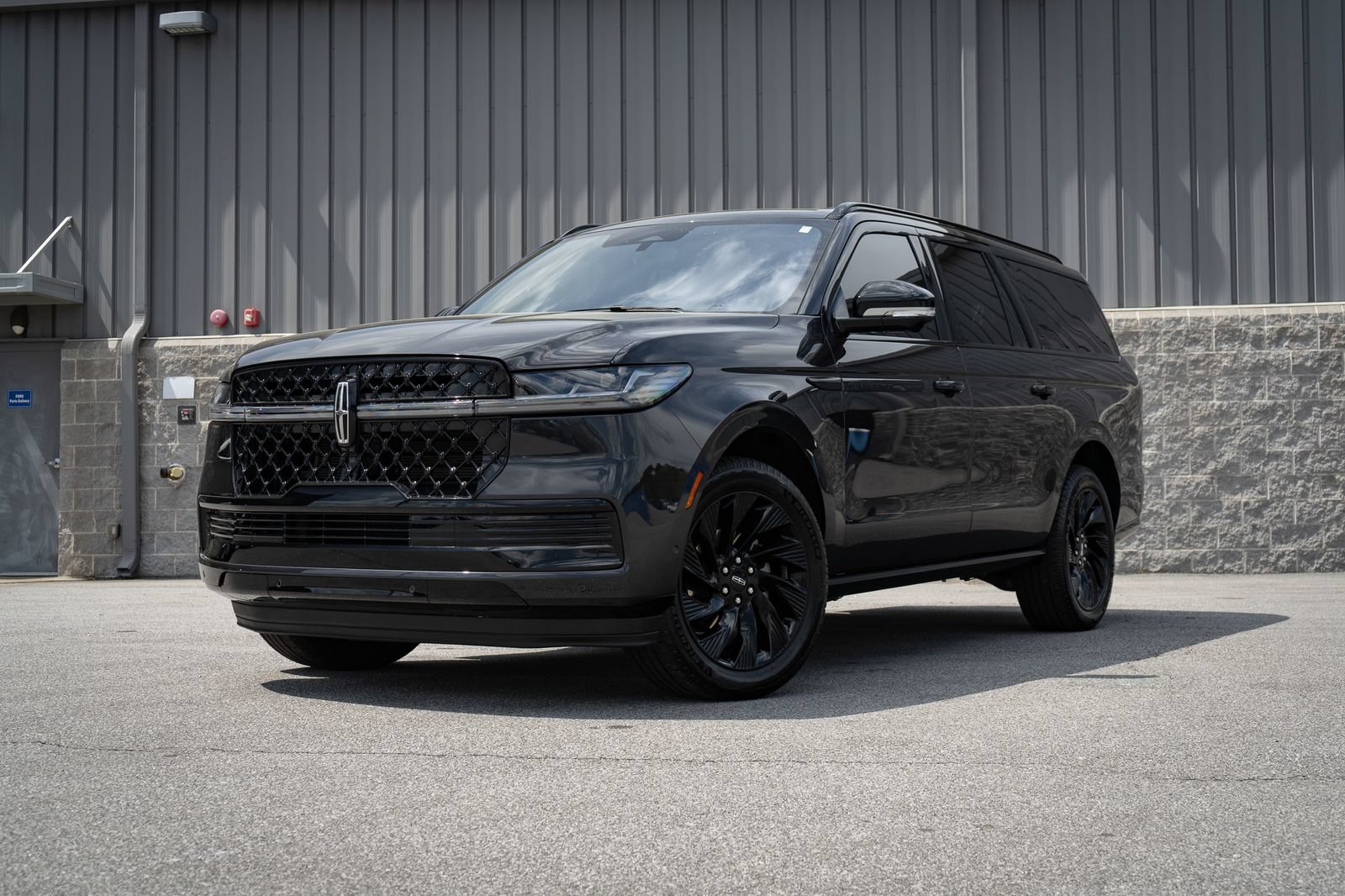 Used 2025 Lincoln Navigator L Reserve w/ Jet Appearance Package AWD/4WD image 2