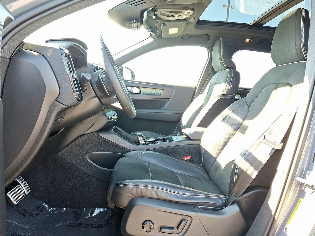 Used 2020 Volvo XC40 T5 R-Design w/ Protection Package Premier image 14