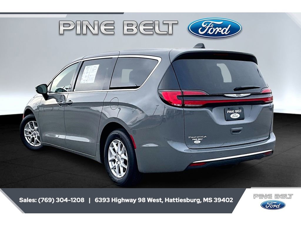 Used 2023 Chrysler Pacifica Touring-L image 2