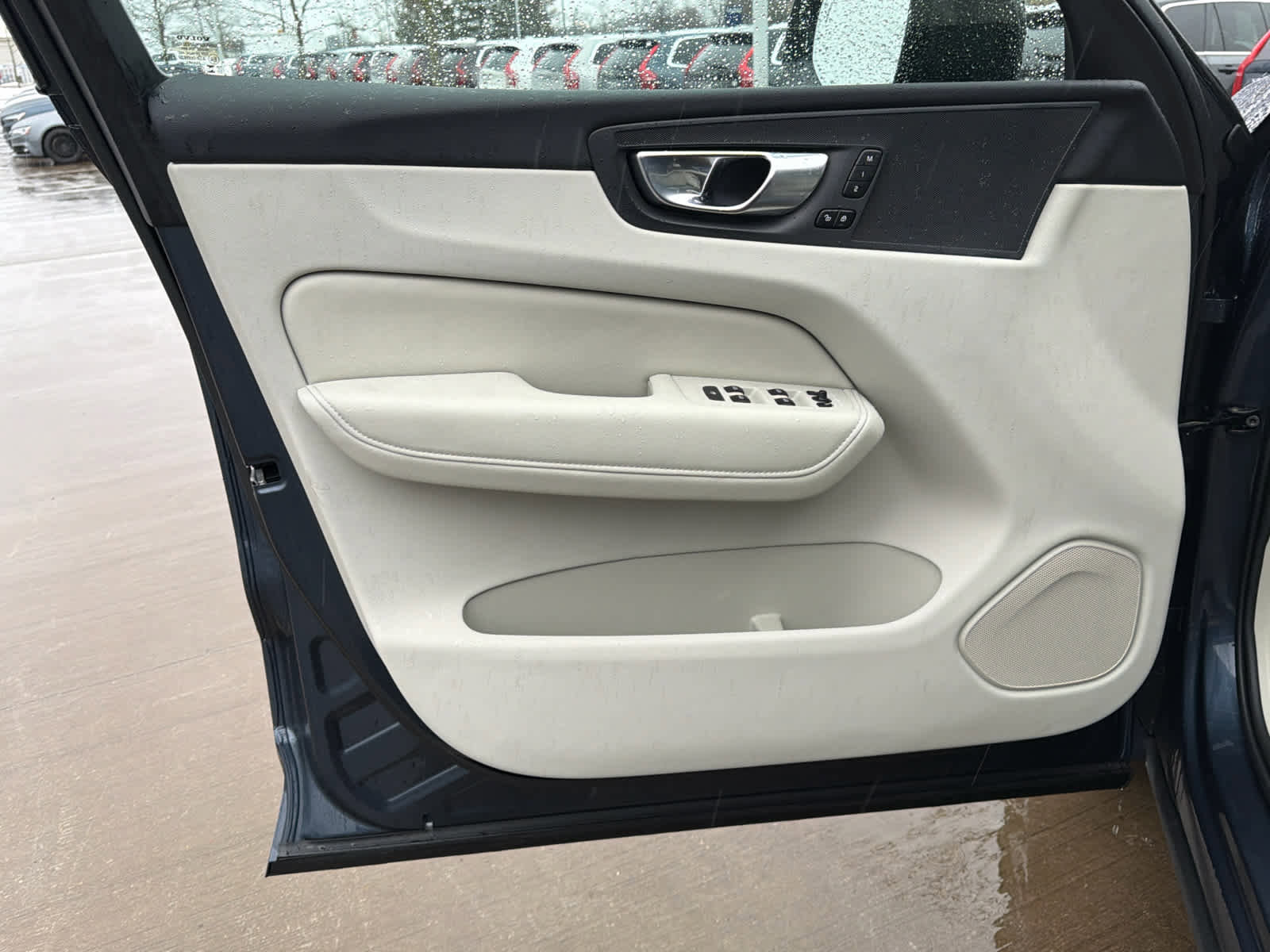 Used 2025 Volvo XC60 B5 Core w/ Protection Package Premier image 15