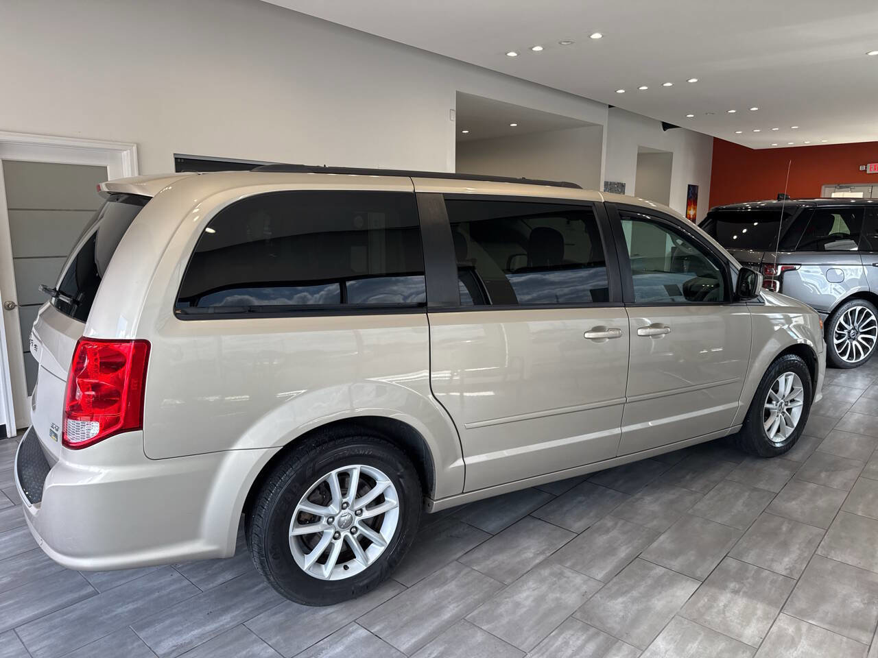 Used 2016 Dodge Grand Caravan SXT w/ Rear Park Assist Package FWD image 16