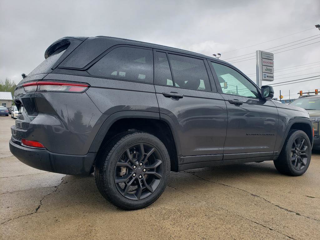 New 2025 Jeep Grand Cherokee Limited w/ Trailer Tow Package AWD/4WD image 3