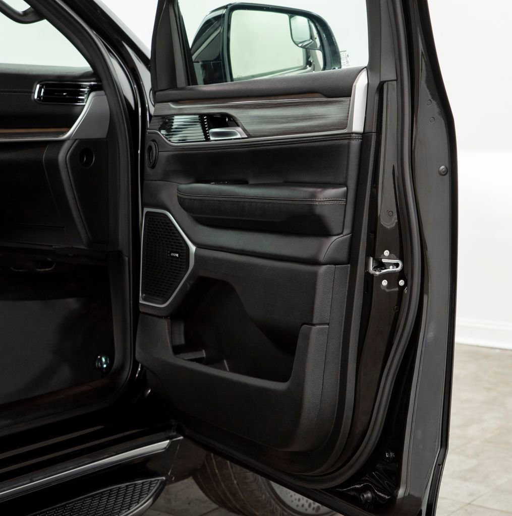 Used 2024 Jeep Wagoneer Series III AWD/4WD image 23