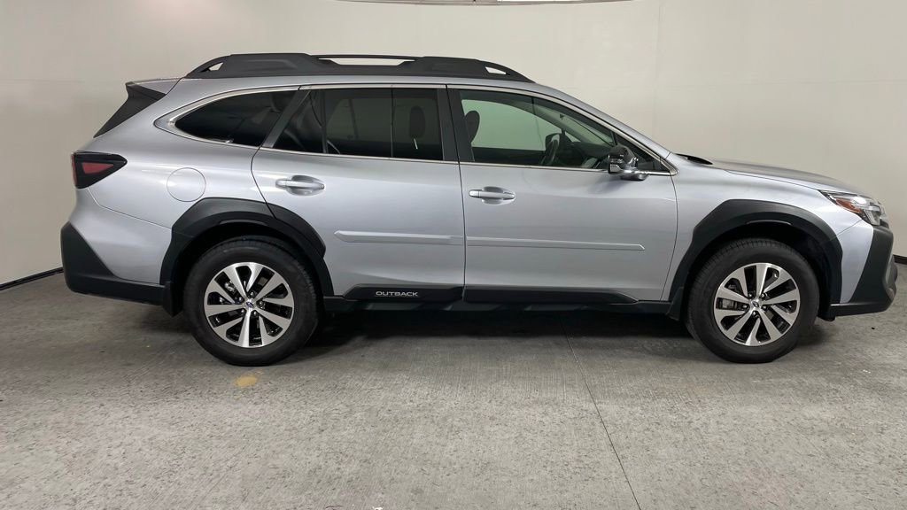 Used 2025 Subaru Outback Premium image 2