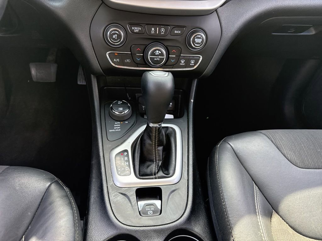 Used 2018 Jeep Cherokee Latitude Plus w/ Comfort/Convenience Group image 15