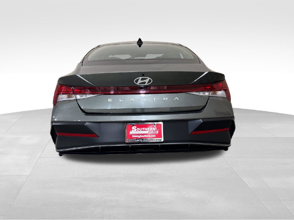 Used 2025 Hyundai Elantra SEL FWD image 4