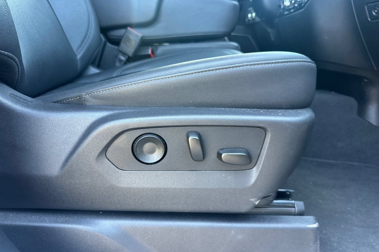 Used 2025 GMC Sierra 1500 SLT RWD image 21