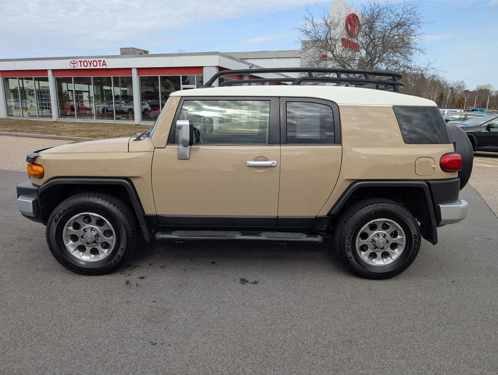 Used 2013 Toyota FJ Cruiser 4WD w/ Upgrade Pkg image 2
