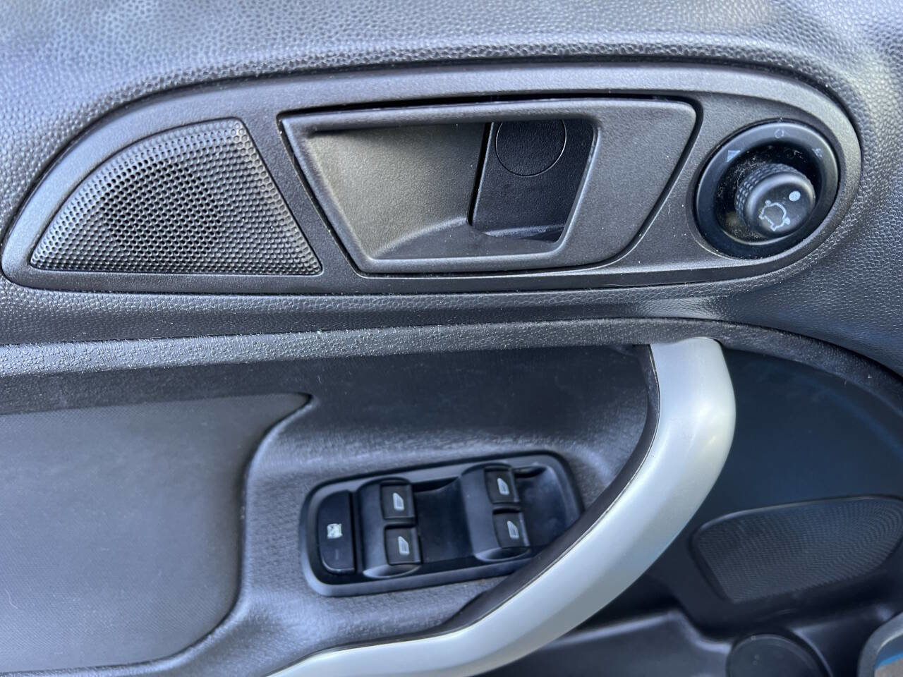 Used 2012 Ford Fiesta SE image 25