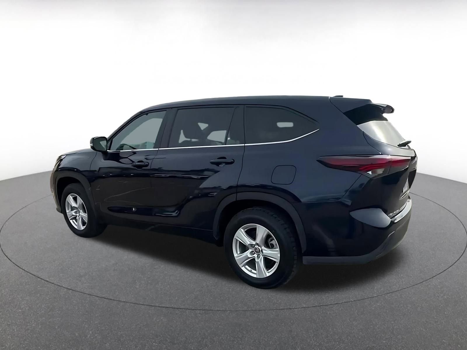 Used 2025 Toyota Highlander LE image 10