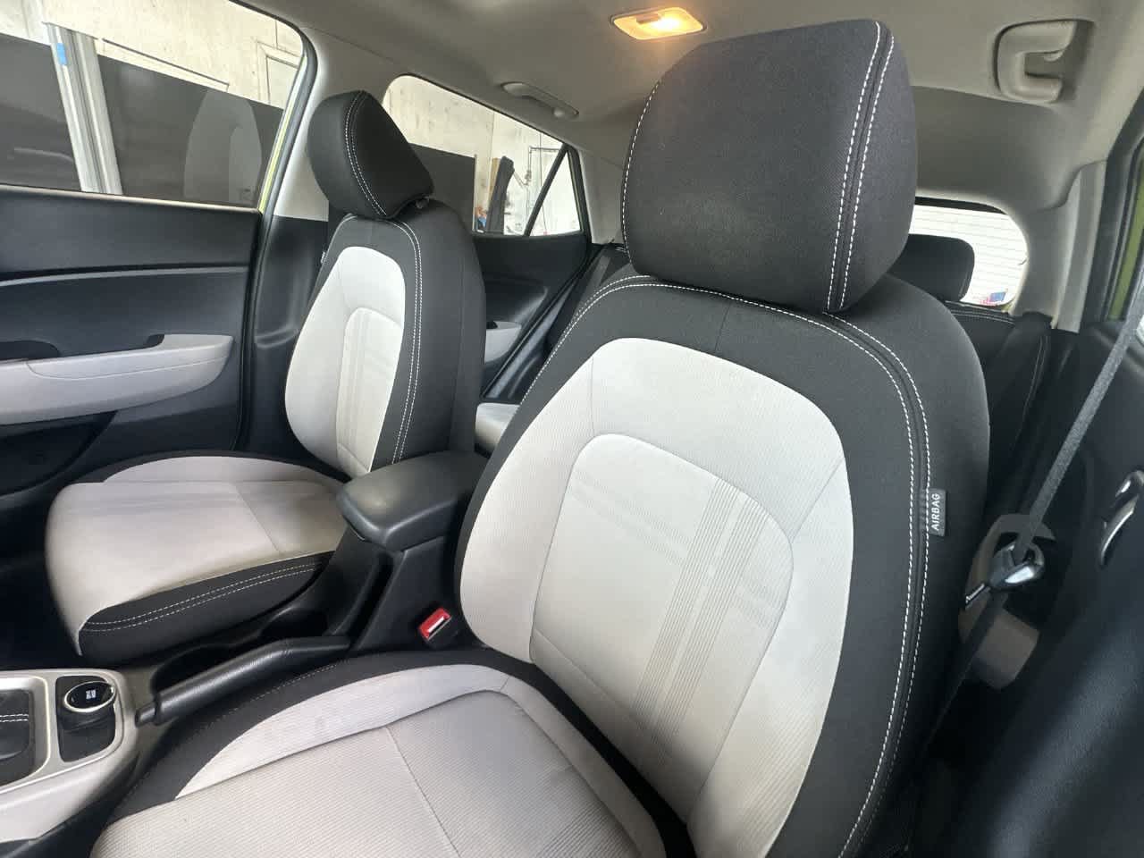 Used 2023 Hyundai Venue SEL FWD image 14