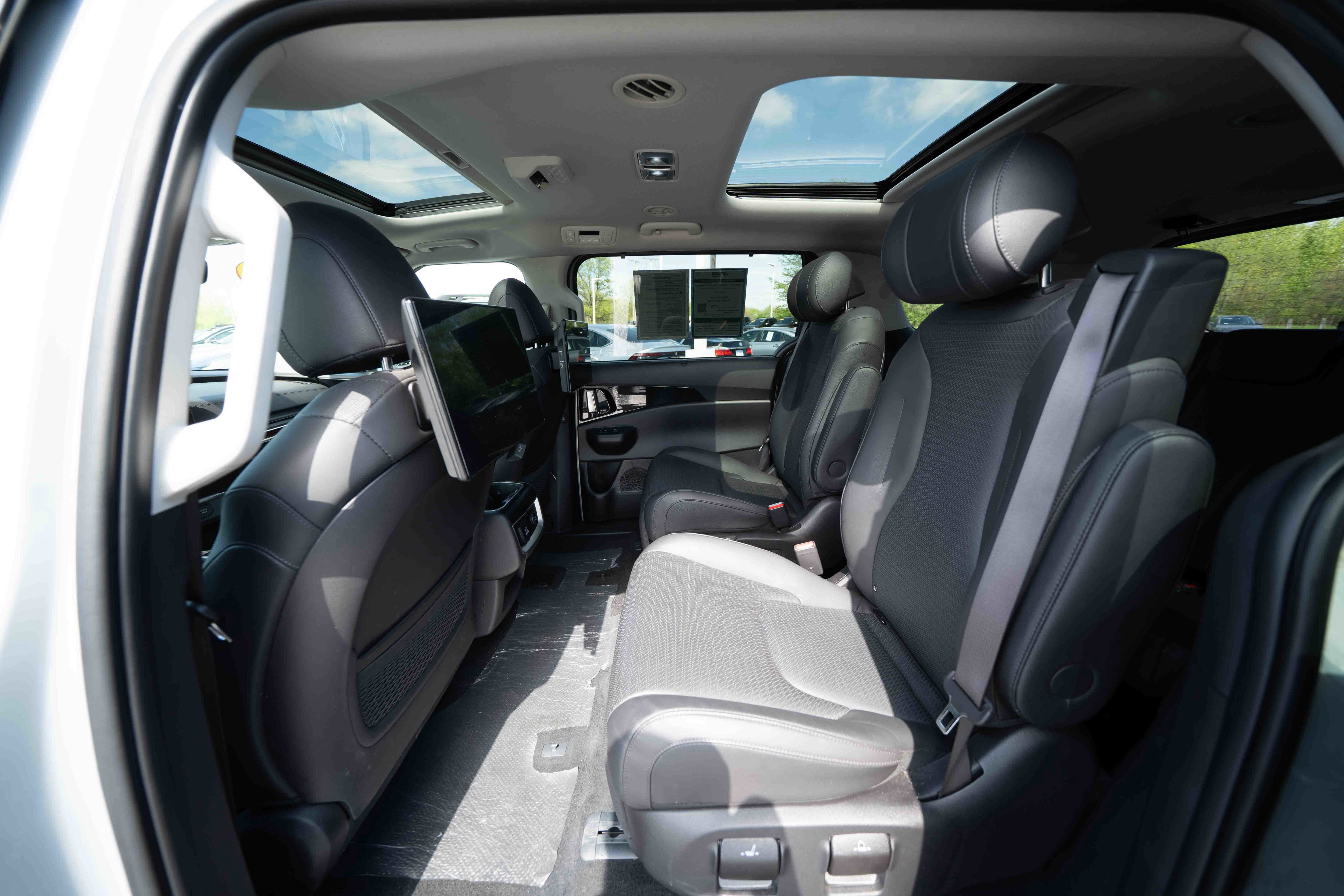 Used 2025 Kia Carnival SX Prestige FWD image 23