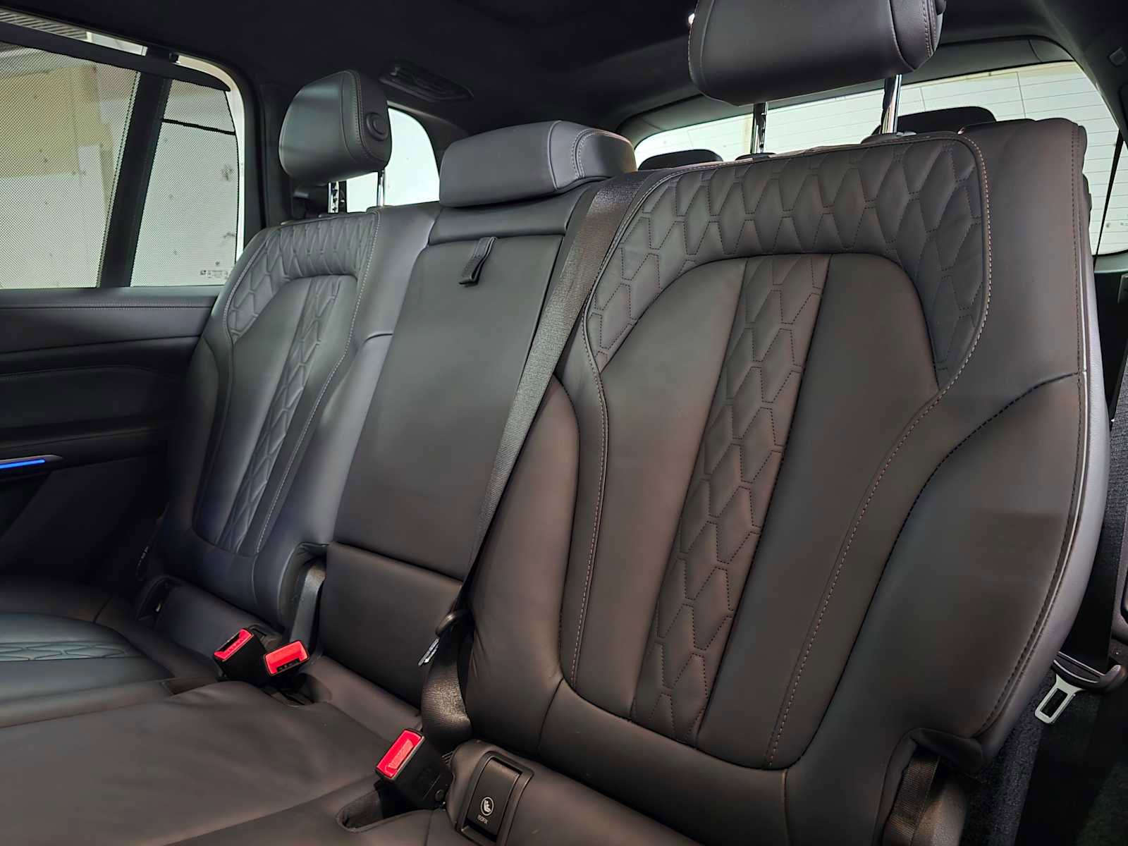 Used 2023 BMW X7 M60i w/ Climate Comfort Package image 37
