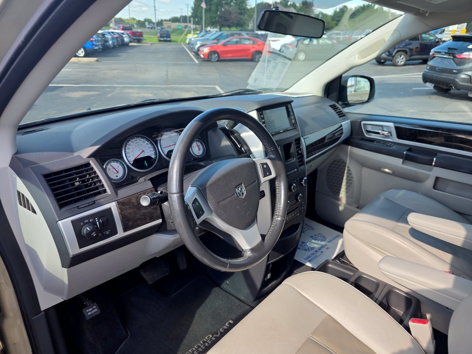 Used 2010 Dodge Grand Caravan SXT FWD image 23
