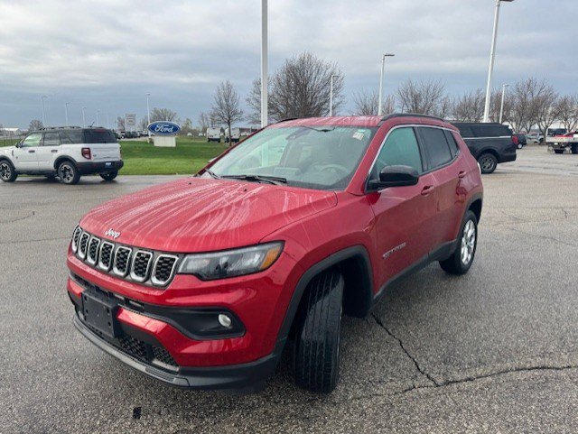 Used 2025 Jeep Compass Latitude AWD/4WD image 3