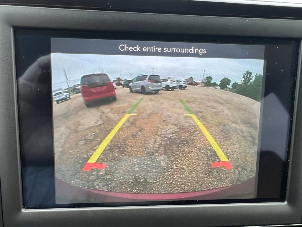 Used 2020 Chrysler Pacifica Touring w/ Tire & Wheel Group FWD image 31