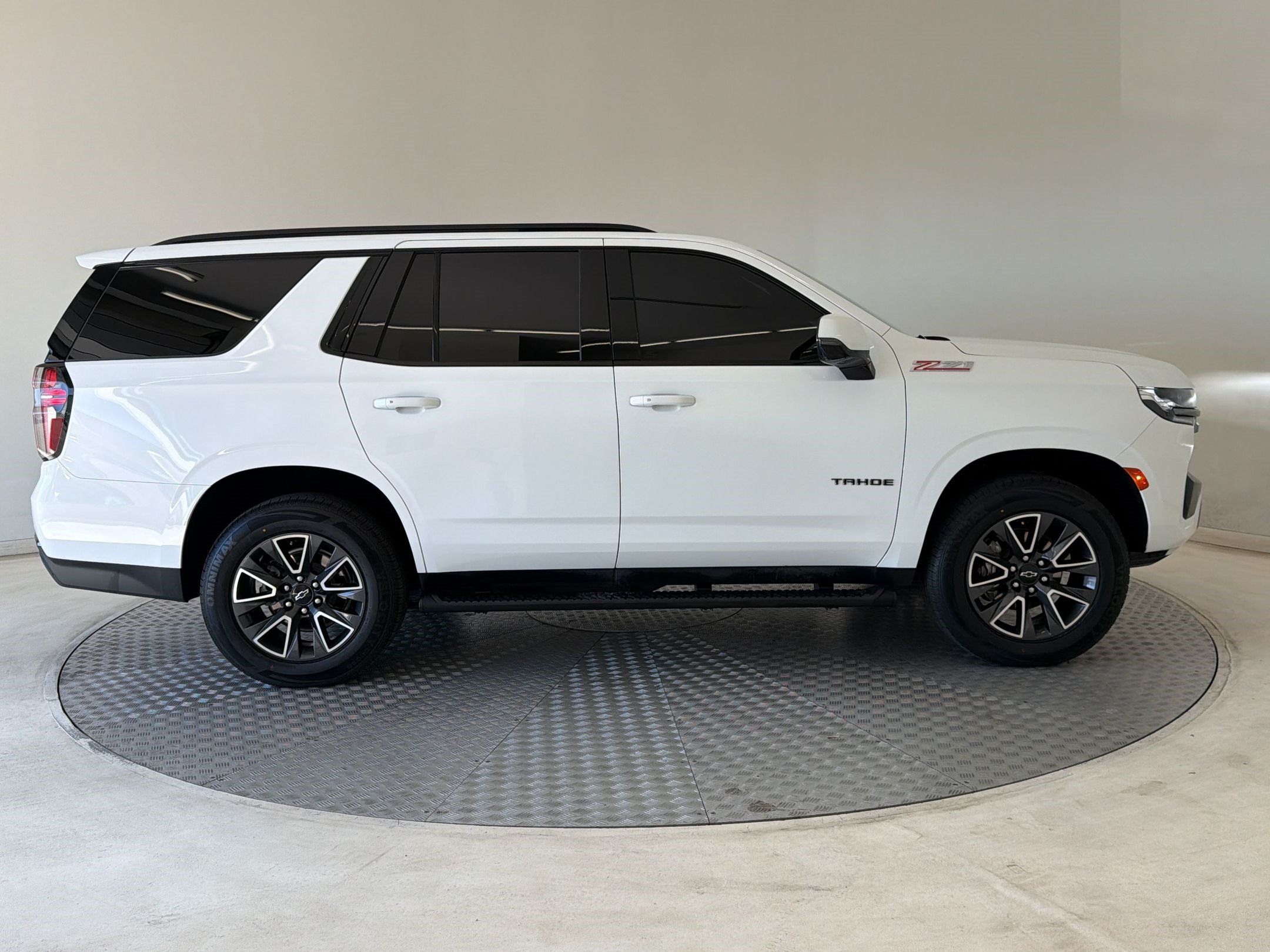 Used 2022 Chevrolet Tahoe Z71 w/ Luxury Package AWD/4WD image 8