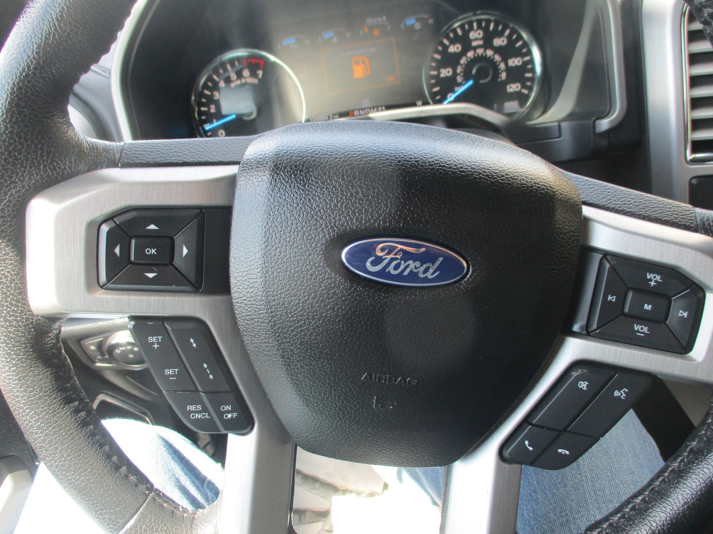 Used 2015 Ford F150 Platinum w/ Equipment Group 701A Luxury AWD/4WD image 22