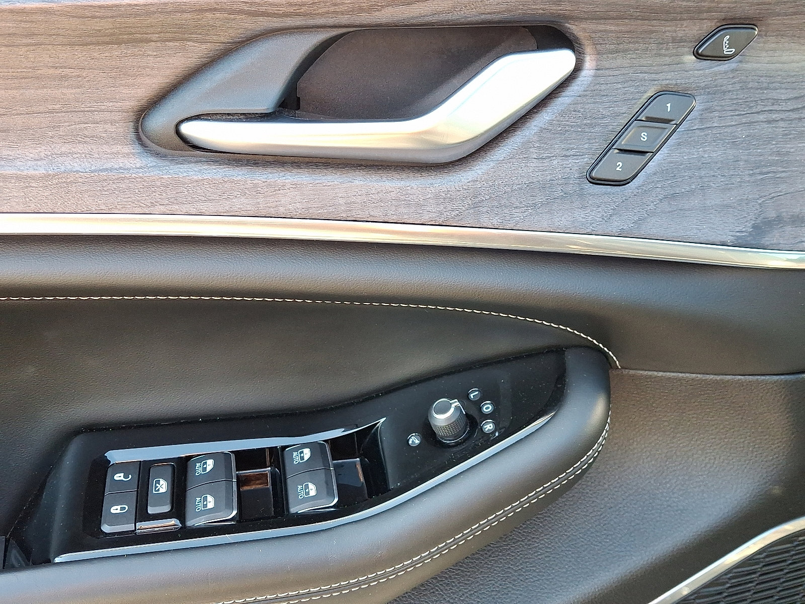 Used 2023 Jeep Grand Cherokee Overland w/ Luxury Tech Group IV image 13