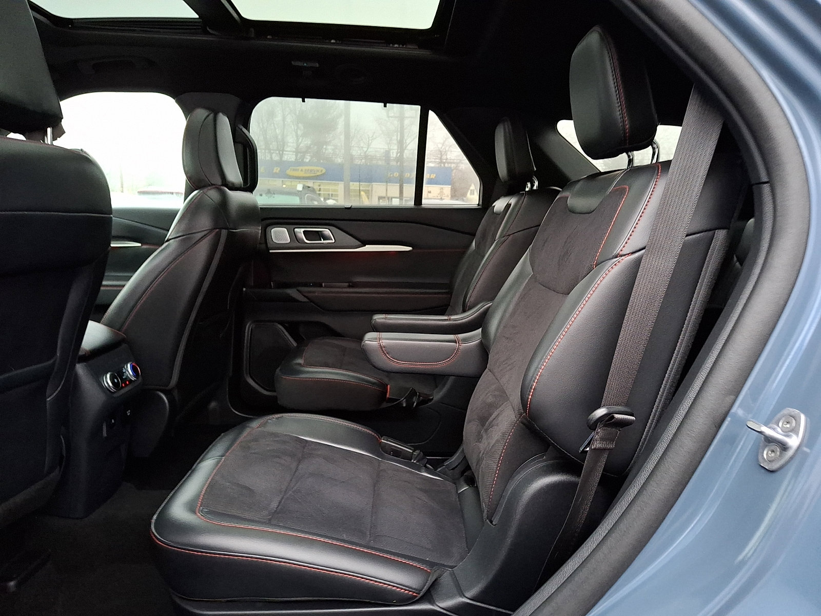 Used 2025 Ford Explorer ST image 10