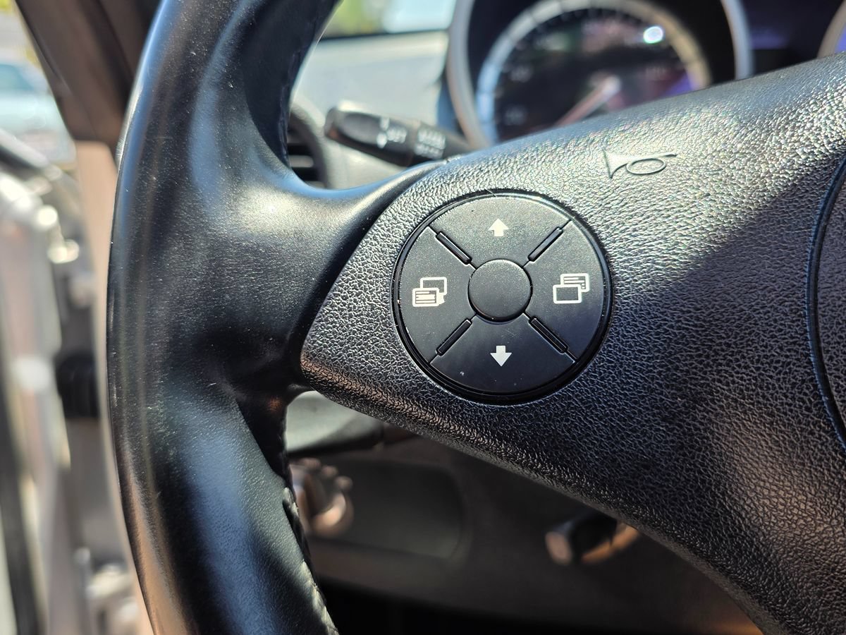 Used 2011 Mercedes-Benz SLK 350 image 22