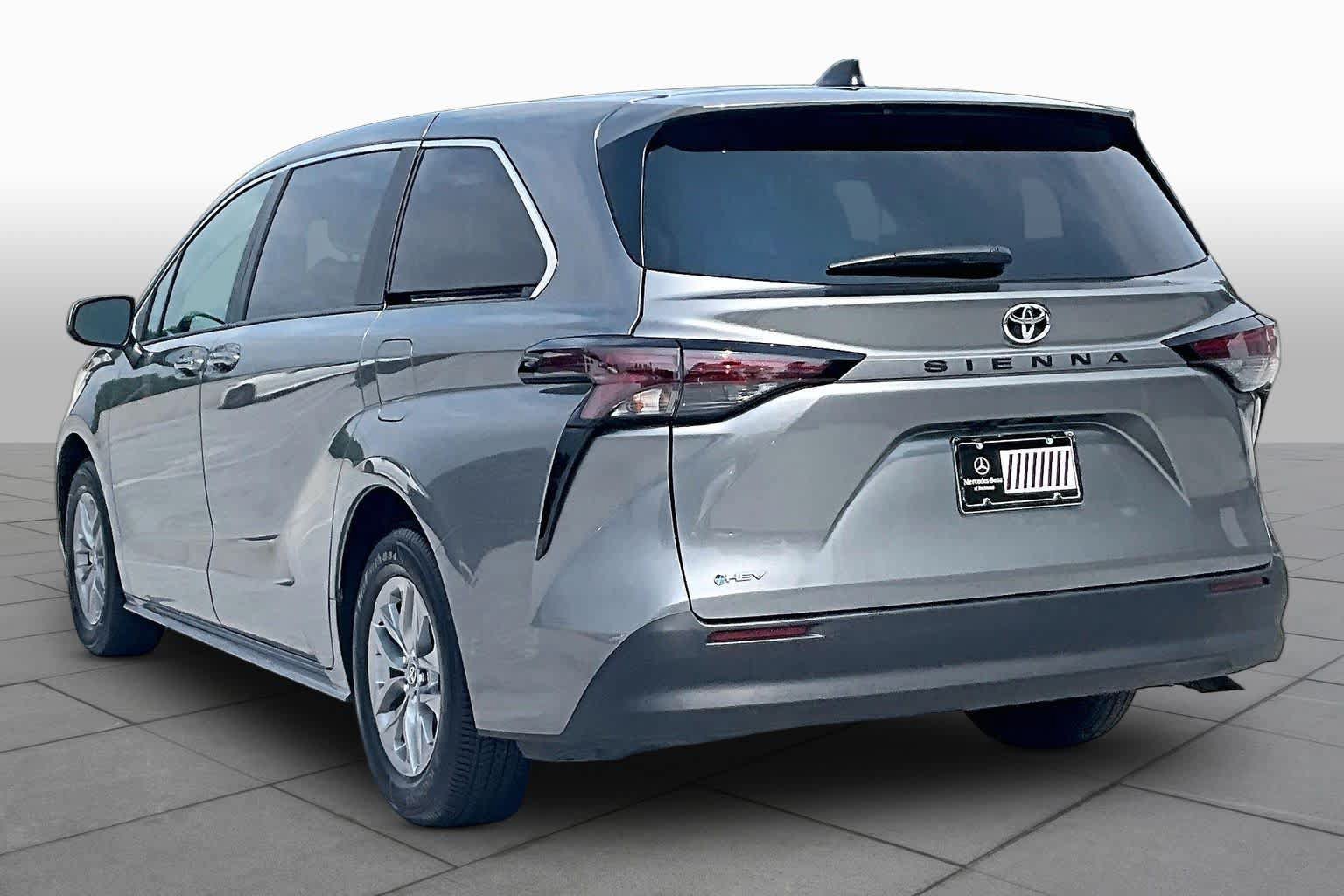 Used 2026 Toyota Sienna LE FWD image 11