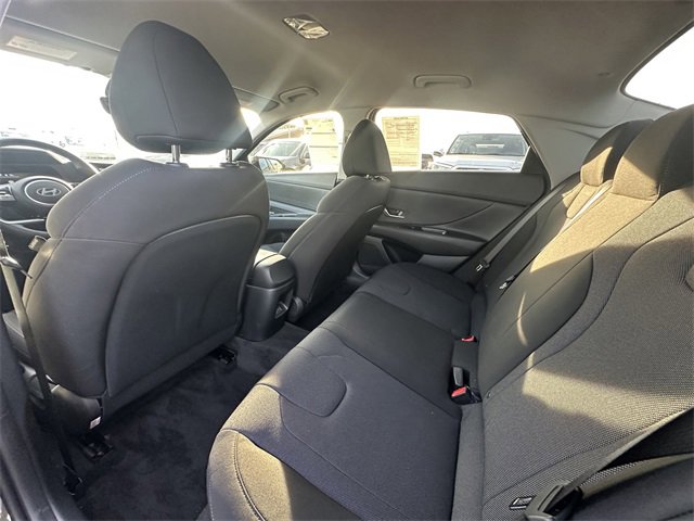 Used 2025 Hyundai Elantra SE image 18