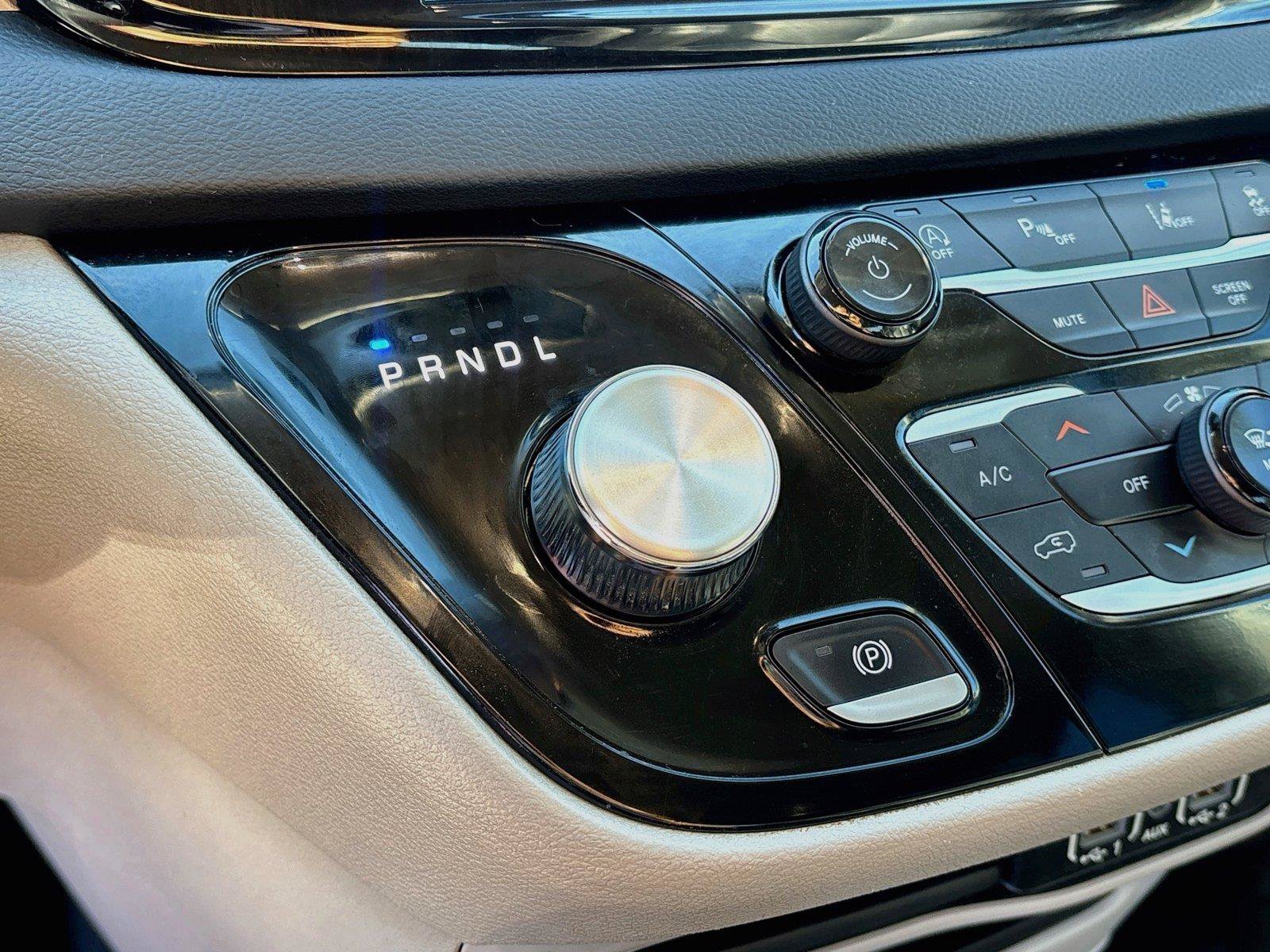 Used 2023 Chrysler Pacifica Touring-L FWD image 16