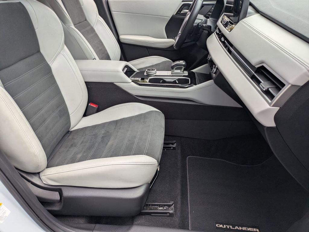 Used 2025 Mitsubishi Outlander SE FWD image 30