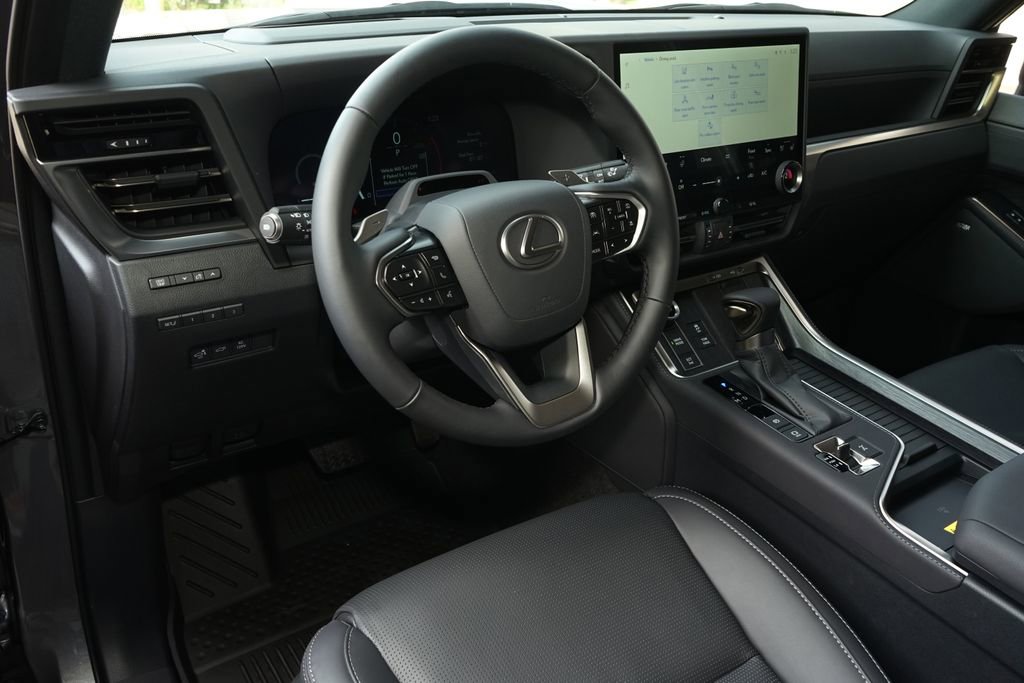 Used 2026 Lexus GX 550 w/ Accessory Package (2T) image 2