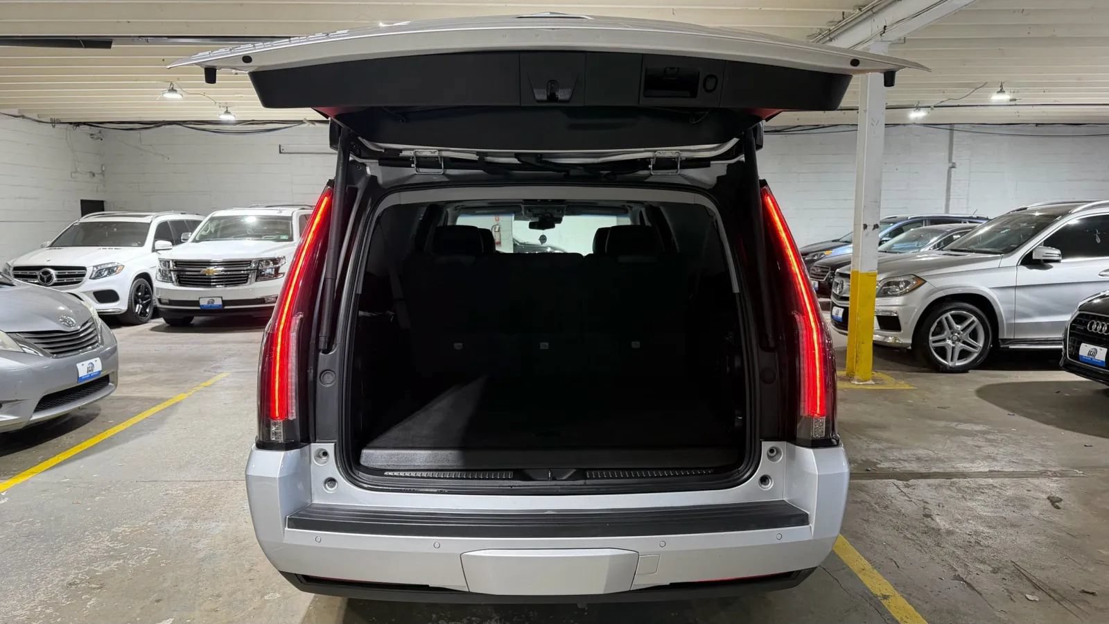 Used 2017 Cadillac Escalade ESV Luxury AWD/4WD image 7