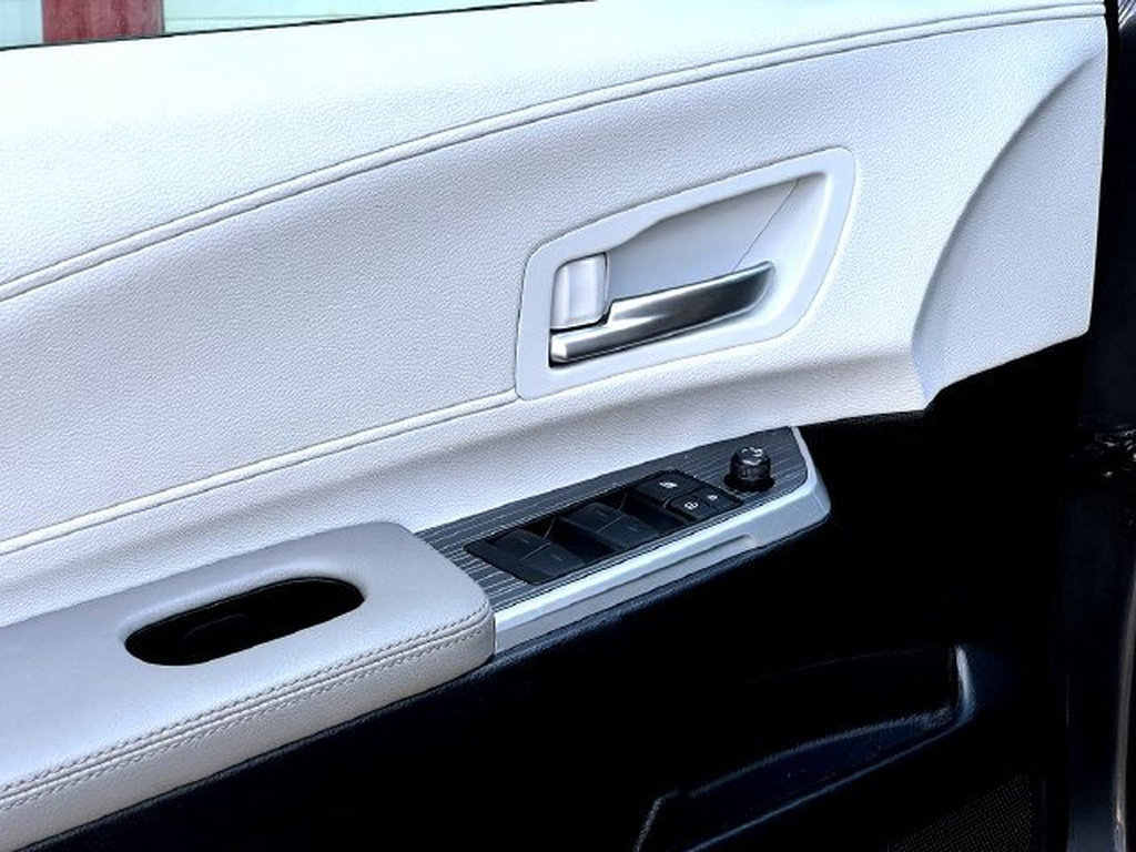 Used 2025 Toyota Sienna XLE FWD image 11