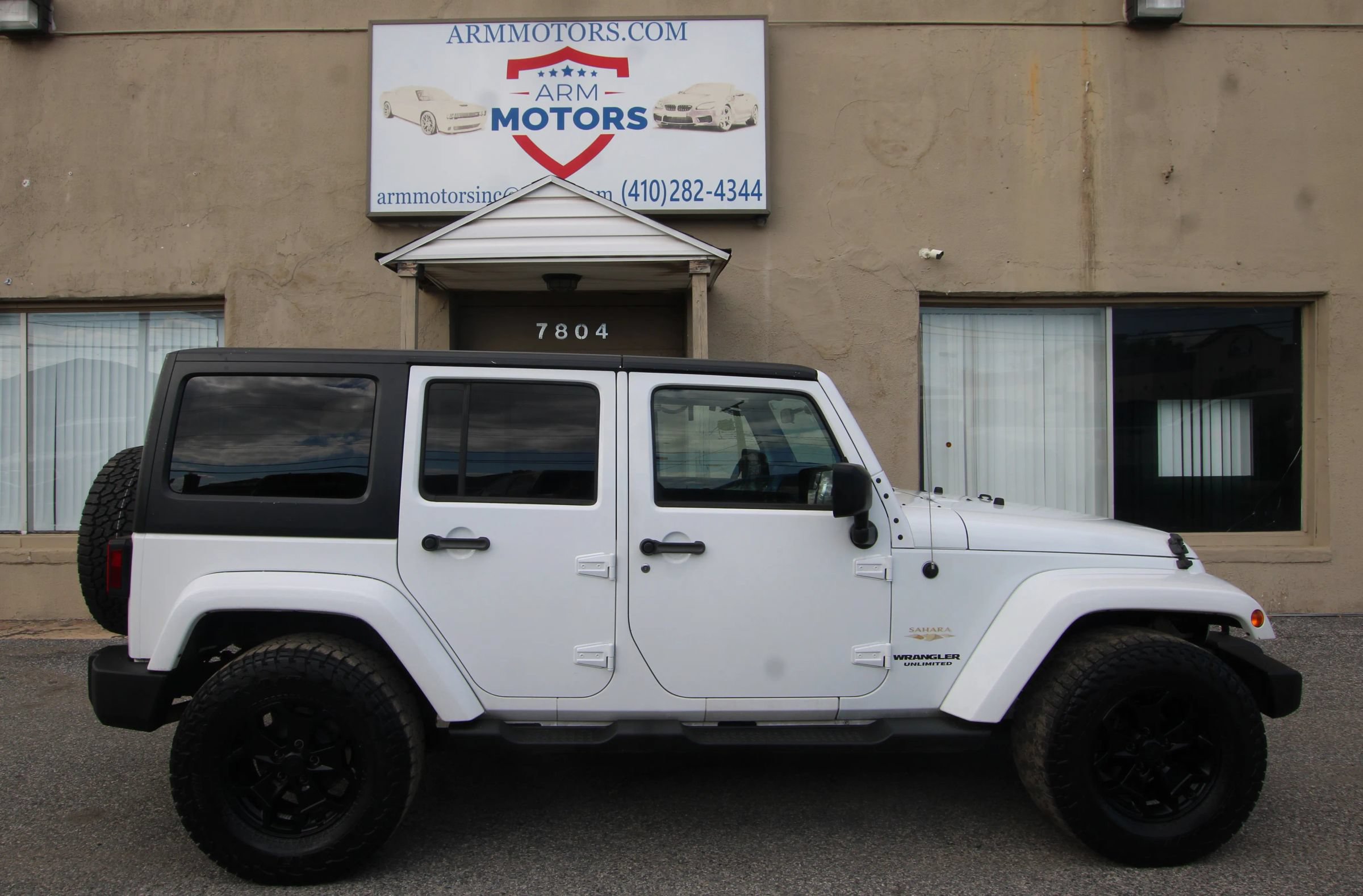 Used 2012 Jeep Wrangler Unlimited Sahara w/ Dual Top Group AWD/4WD image 4