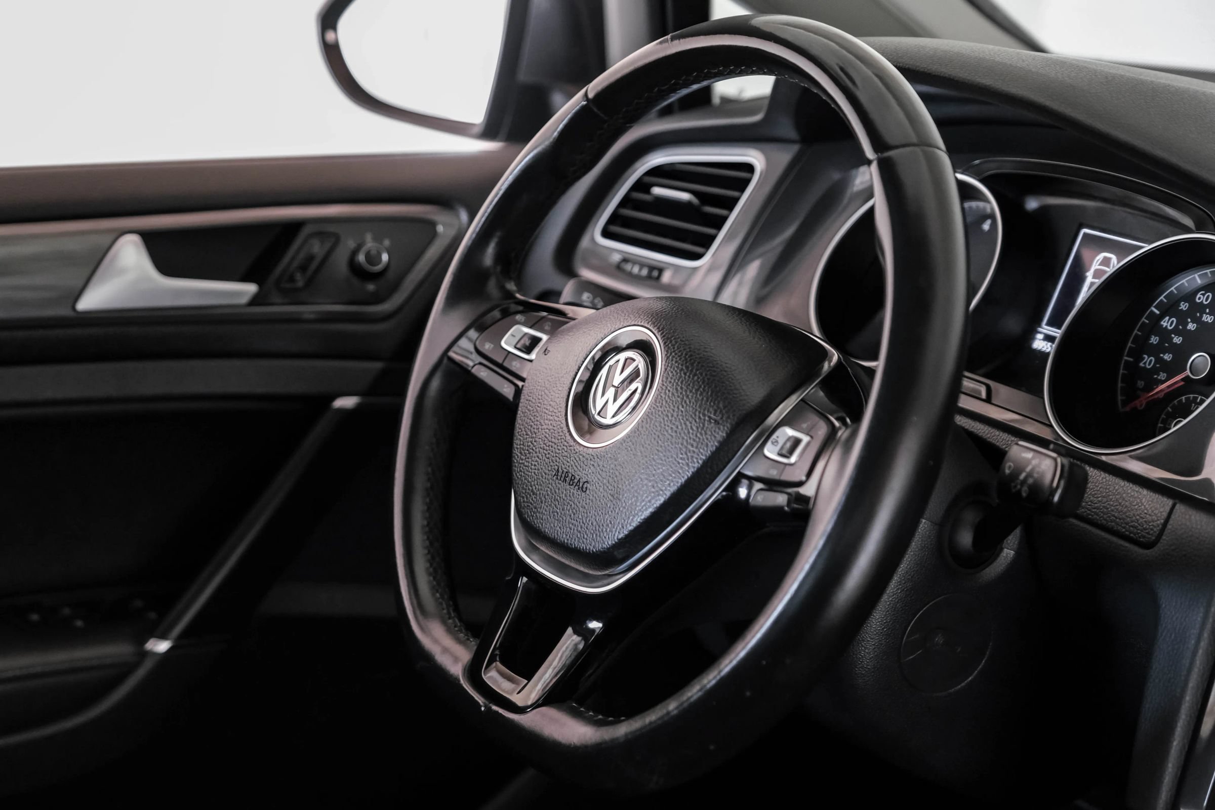 Used 2019 Volkswagen Golf SE FWD image 14