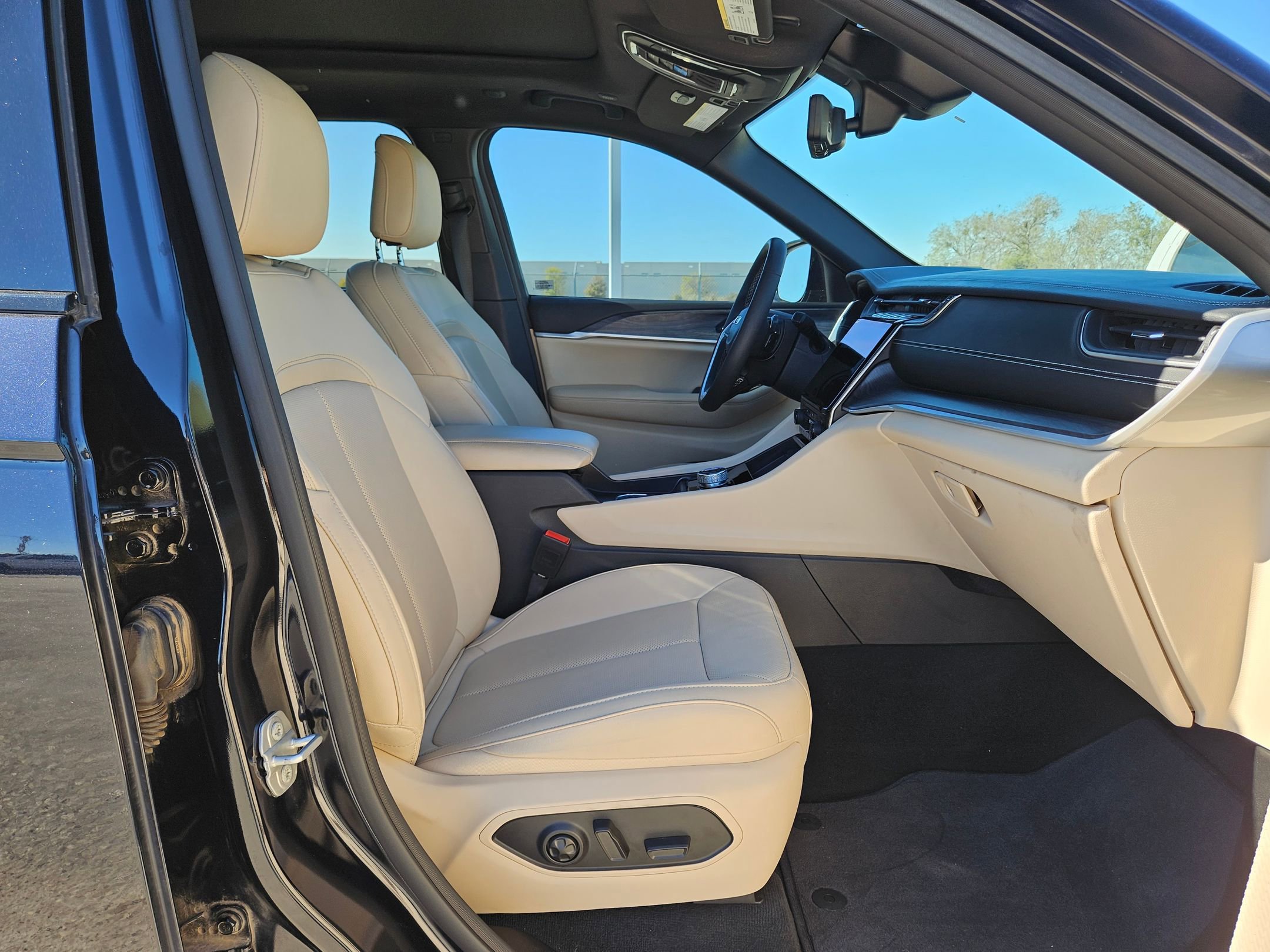 Certified 2024 Jeep Grand Cherokee Limited w/ Luxury Tech Group II image 27