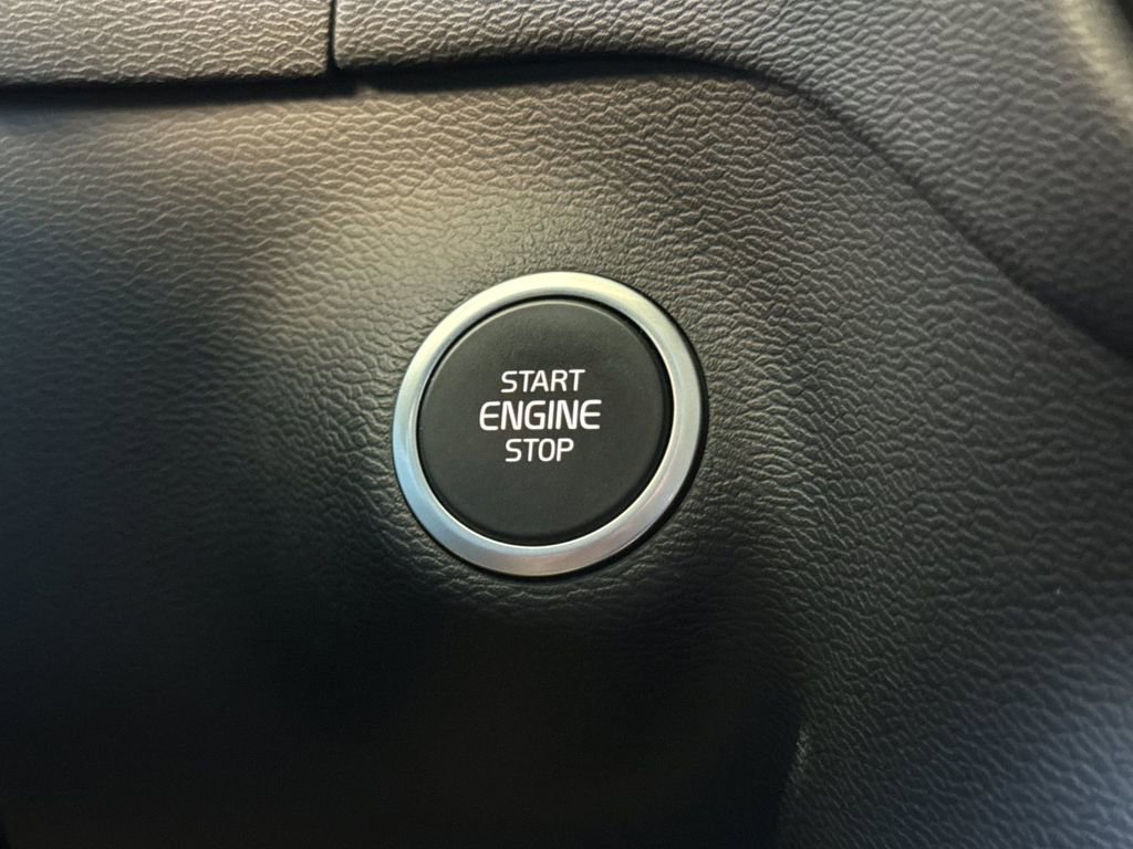 Certified 2025 Volvo XC40 B5 Plus image 22