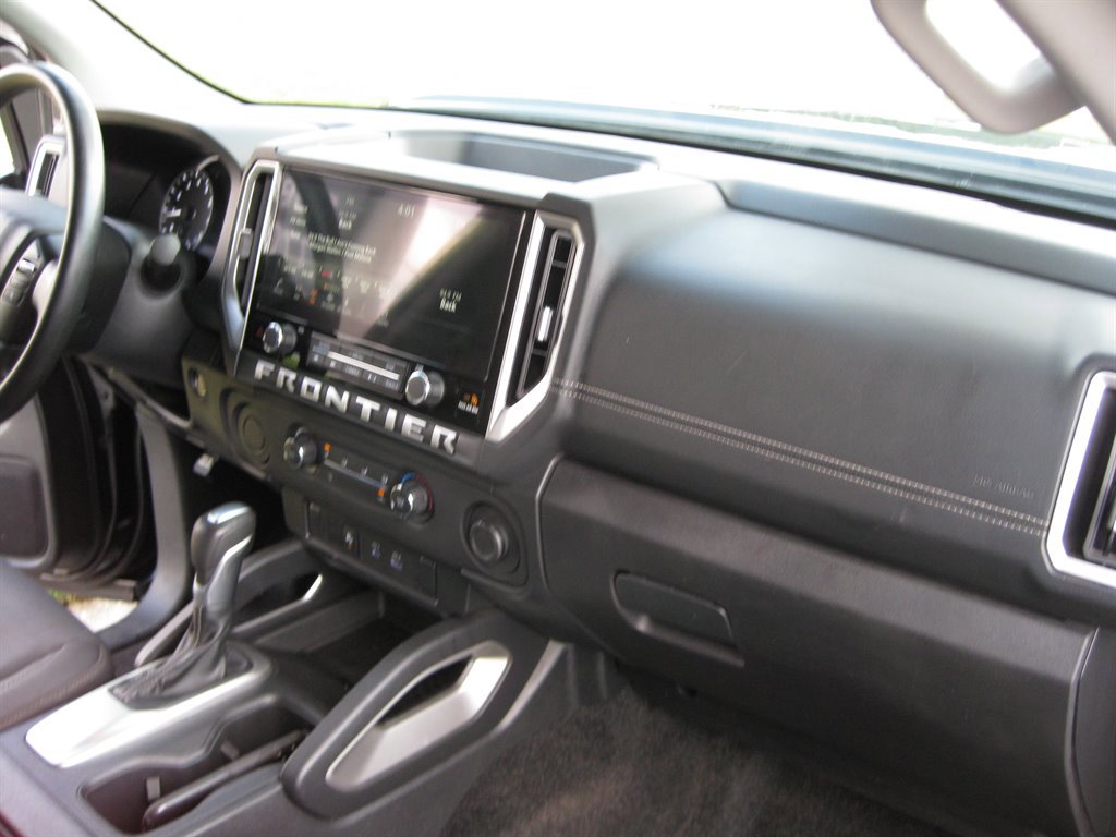 Used 2025 Nissan Frontier SV image 35