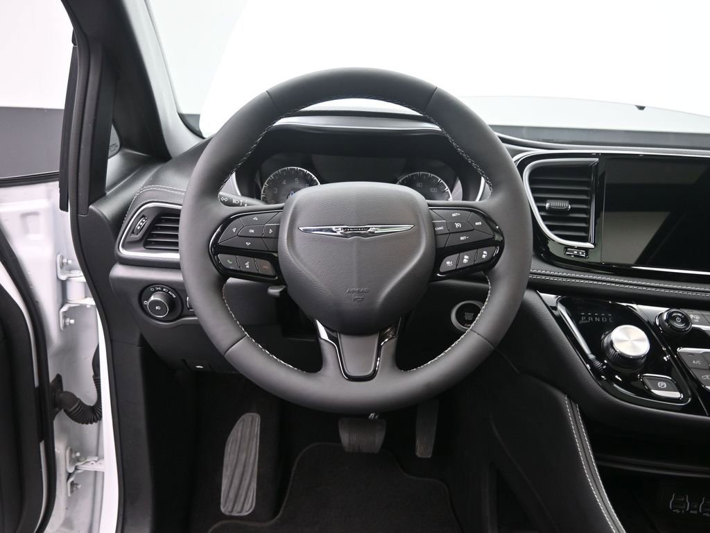 Used 2025 Chrysler Pacifica Limited image 25