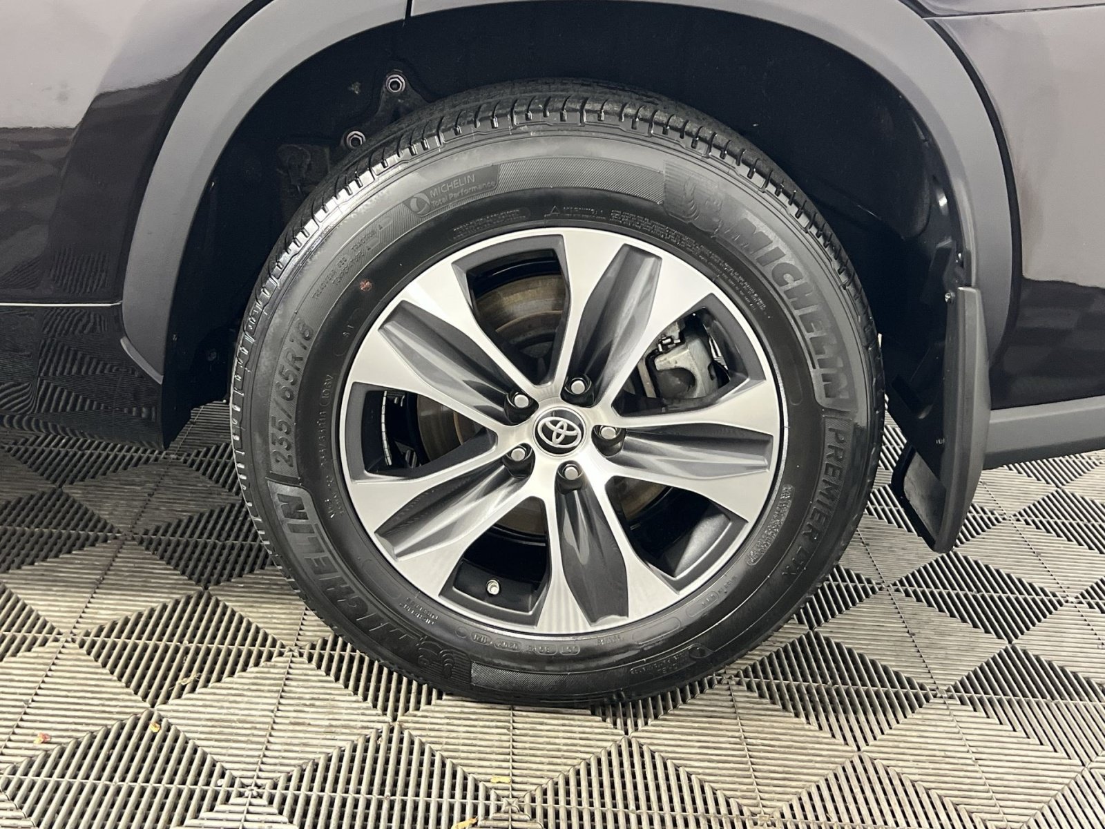 Used 2021 Toyota Highlander XLE AWD/4WD image 11