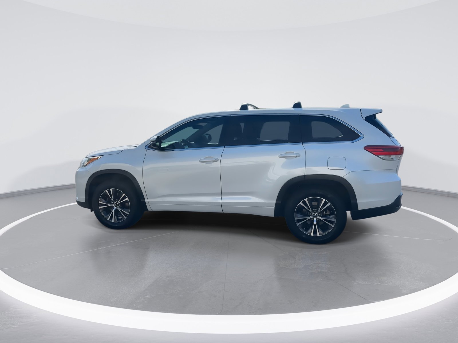 Used 2018 Toyota Highlander Plus FWD image 6