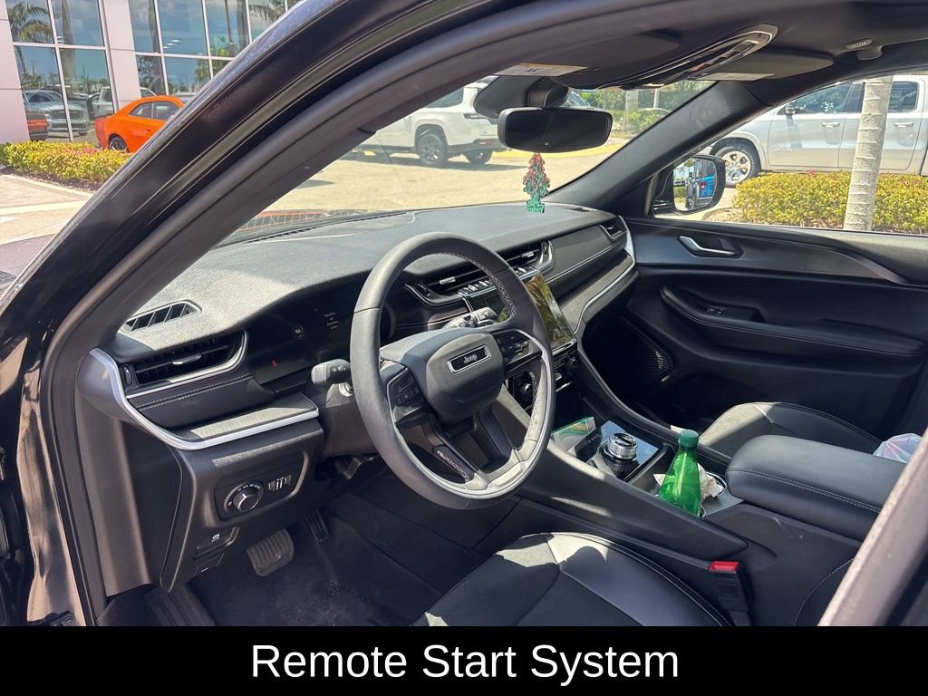 Used 2025 Jeep Grand Cherokee Altitude AWD/4WD image 6