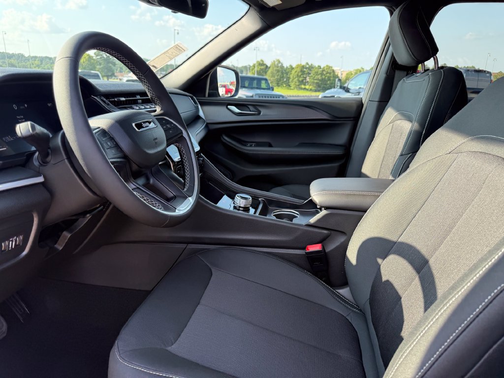 New 2026 Jeep Grand Cherokee Laredo RWD image 4