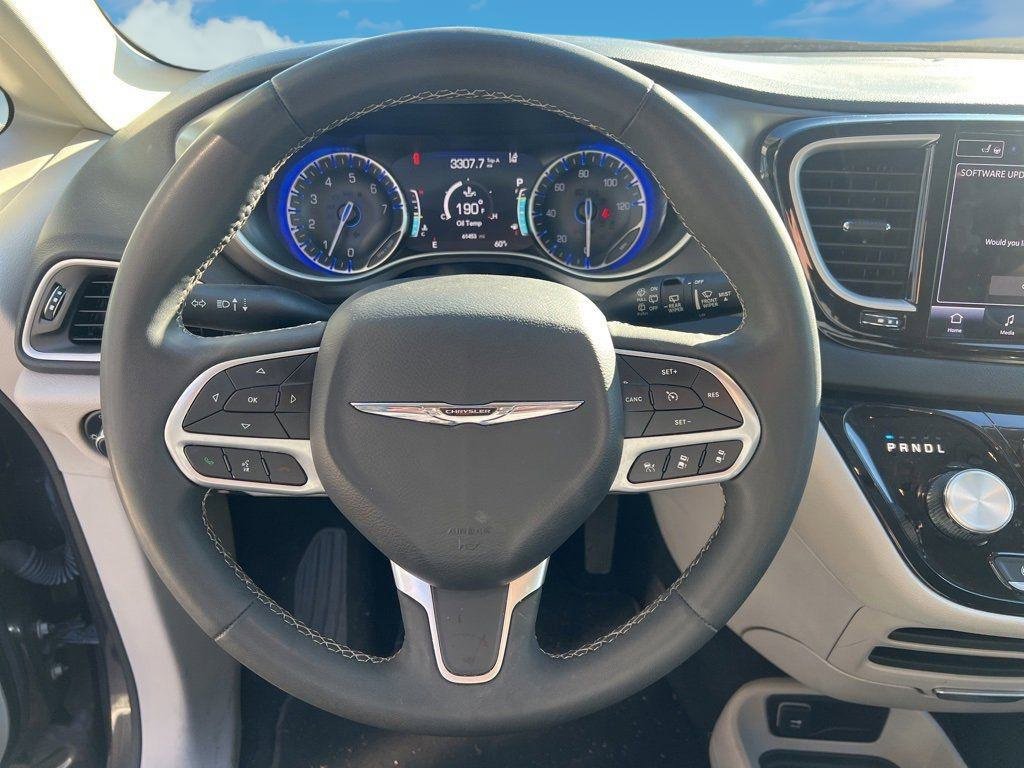 Used 2023 Chrysler Pacifica Touring-L image 14
