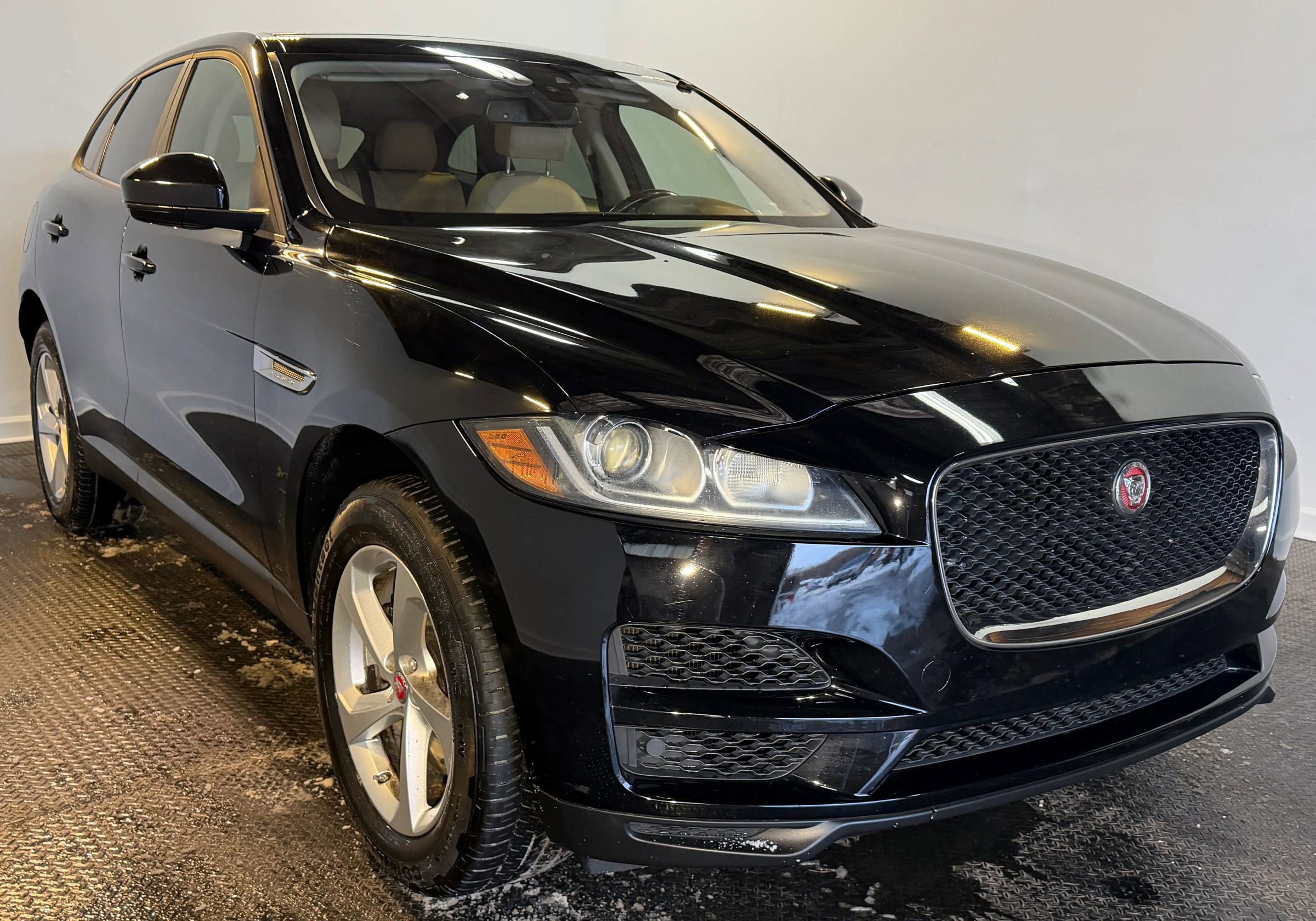 Used 2018 Jaguar F-PACE Premium image 2